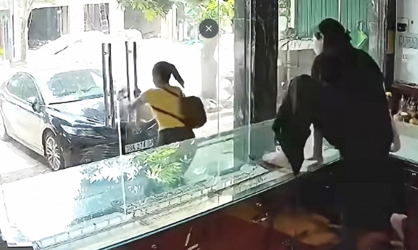 Hình ảnh chủ tiệm nhảy qua tủ kính vẫn không bắt được người phụ nữ cướp vàng Nguyễn Thị Mỹ Linh 