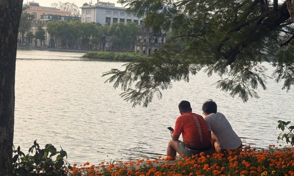 Không khí phố đi bộ Hồ Gươm sáng 1/5: Vắng tiếng hàng rong, vắng cả thanh niên!