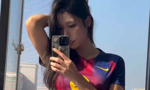 Trình diễn kỹ thuật đá bóng ấn tượng, hot girl xinh đẹp gây 'náo loạn' cả MXH