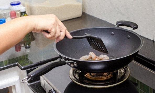 Ngày càng nhiều người tử vong vì ung thư, bác sĩ nói thẳng: Thường xuyên làm 4 việc này chẳng khác nào “nuôi” tế bào ung thư