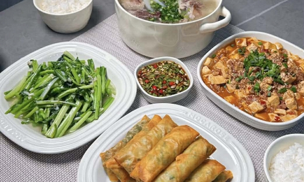 Chưa hết nghỉ lễ mẹ chồng đã gọi điện giục lên gấp, nhìn mâm cơm bố chồng gửi tôi mới hiểu mình 'có giá' thế nào!