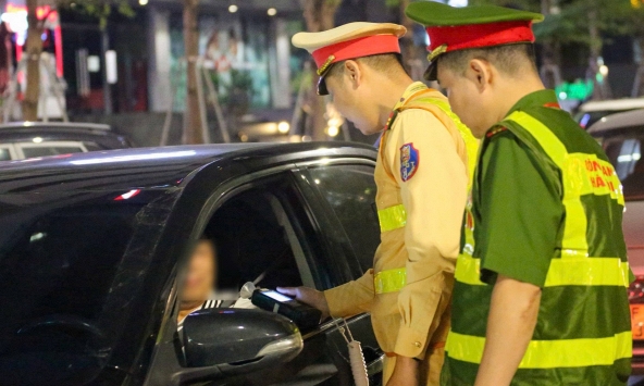 CSGT đồng loạt ra quân, duy trì chốt kiểm soát cả ngày lẫn đêm xử lý 1 lỗi vi phạm giao thông
