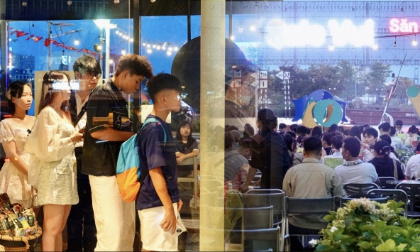 Ngày thứ 3 kỳ nghỉ lễ: Giới trẻ Sài Gòn đổ về bến Bạch Đằng, quán cà phê ven sông kín chỗ