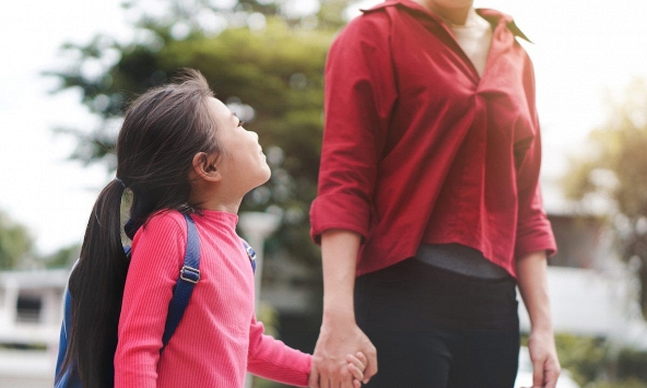 Sau kỳ nghỉ dài, làm sao để giúp con “đánh bại” cơn lười học?