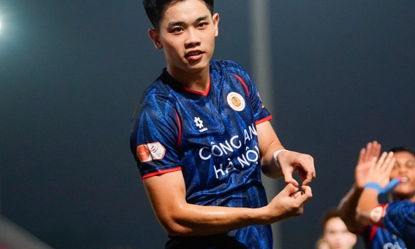 Đình Bắc phong độ huỷ diệt: 5 trận ghi 8 bàn, cách ăn mừng mới gây sốt 