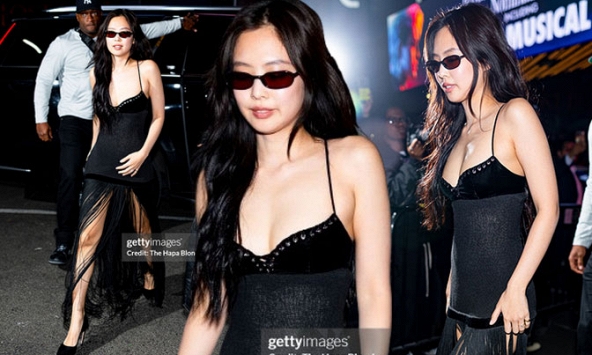Jennie 'nổ phát súng' đầu tiên tại Met Gala: Sexy xịt máu thế này ai chịu nổi!