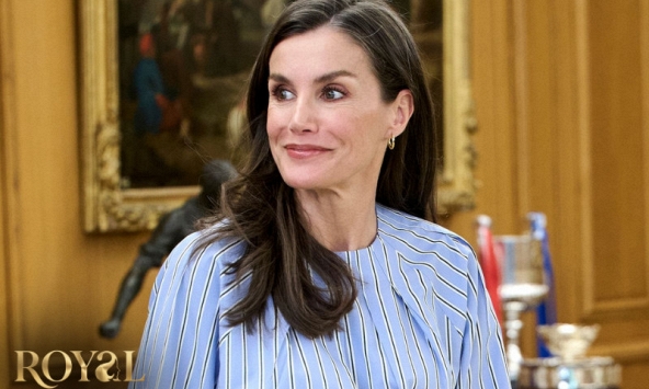 Vương hậu Letizia mặc áo sơ mi xanh đi làm: Món đồ phải có của hè 2026
