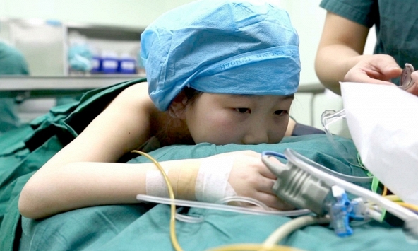 Bé gái 8 tuổi chấp nhận hiến tủy không gây mê để cứu mẹ, bước vào phòng mổ chỉ nói 1 câu khiến ai cũng lặng người
