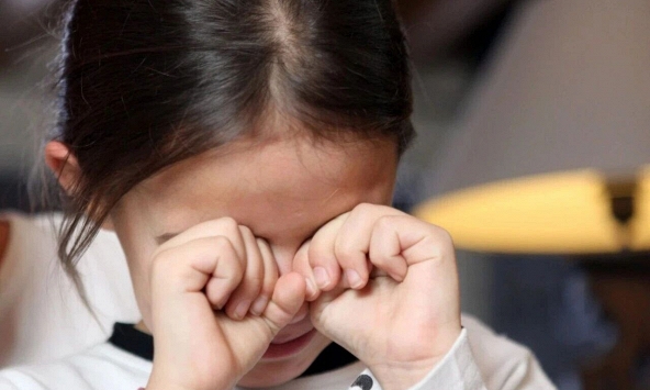 Bé gái mắt một mí đột nhiên 'biến' thành hai mí: Bố mẹ vui mừng nhưng bác sĩ băn khoăn: Sao giờ mới cho đi khám?