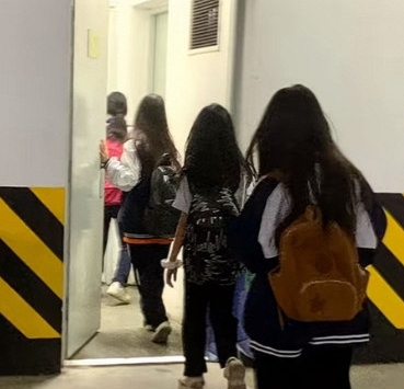 Bức ảnh đang khiến hội phụ huynh Việt Nam cười lăn lộn, đố bạn biết vì sao!