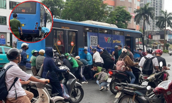 Hà Nội: Hiện trường vụ hàng chục người nâng xe buýt cứu người phụ nữ kẹt dưới gầm xe, tình trạng nạn nhân