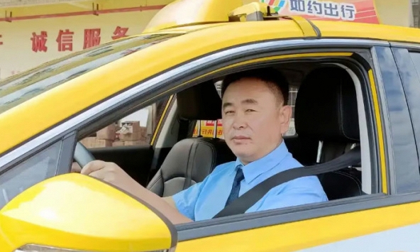 Khách đi taxi hết 46.000 đồng nhưng chuyển khoản hơn 390 triệu, tài xế nhận được tiền lập tức báo công an