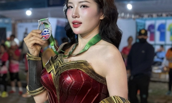 Ngắm 'nữ thần chạy bộ' hóa thân Wonder Woman