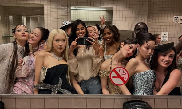 BLACKPINK nhí nhố cùng dàn mỹ nhân quốc tế: Met Gala có thể đổi chủ đề mỗi năm, nhưng WC selfie vẫn là truyền thống bất diệt!