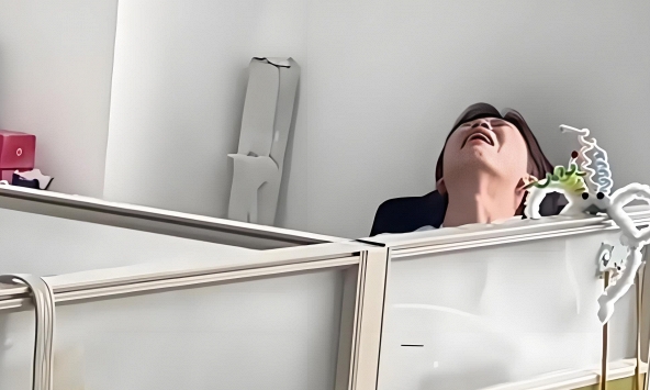 Cô giáo dạy Toán lớp 4 đang chấm bài bỗng bật khóc nức nở, lý do đằng sau khiến hàng triệu phụ huynh nghẹn lời