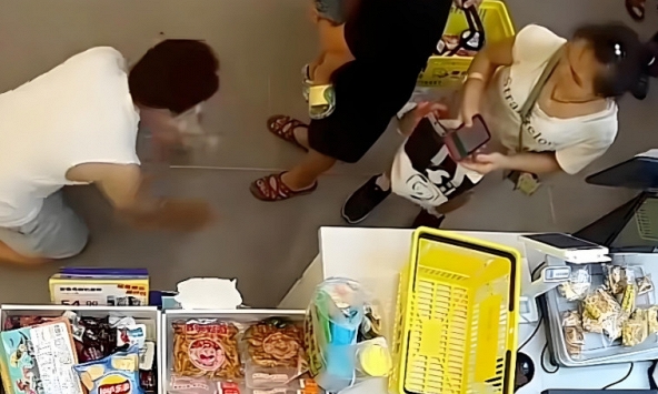Con trai nói dối để lấy kẹo, người mẹ đôi co rồi ép chủ cửa hàng quỳ lạy xin lỗi: 'Mẹ thế này, con hỏng cũng không lạ'
