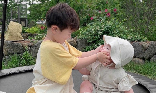 Đau đầu vì đứa lớn bắt nạt đứa nhỏ: Làm sao để gia đình có 2 con cân bằng tình cảm và giúp hóa giải tranh chấp giữa tụi nhỏ