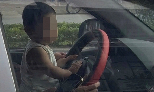 Để trẻ em ngồi trước vô lăng khi lái xe: Nữ tài xế Hà Nội tường trình gì?