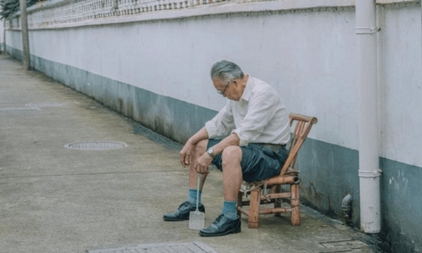 Ở viện dưỡng lão 1 năm, cụ ông 70 tuổi vỡ lẽ: Không phải con cái, đây mới là 2 điểm tựa của người già những năm cuối đời 