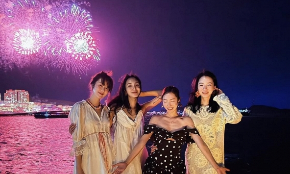 Pháo hoa Phú Quốc trở thành “background quốc dân” trên Instagram của dàn sao K-biz