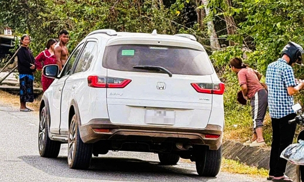 Thanh niên tử vong trong ô tô đỗ bên đường, phát hiện nắp nhựa màu xanh đã bị bung nắp