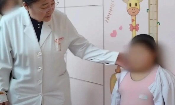 Bé gái 8 tuổi có kinh nguyệt, bụng phình to, cân nặng tăng vọt: Lời bác sĩ sau khi khám khiến người mẹ suy sụp