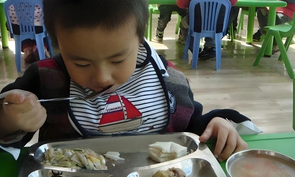 Nhìn cách ăn biết ngay tiền đồ: 3 thói quen trên bàn ăn cho thấy trẻ có EQ thấp, lớn lên khó thành công