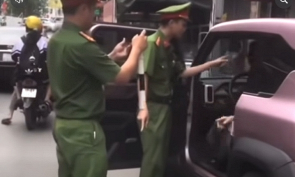 Nữ tài xế ở Hà Nội lớn tiếng với cảnh sát giữa phố: Đã rõ nguồn cơn và cái kết
