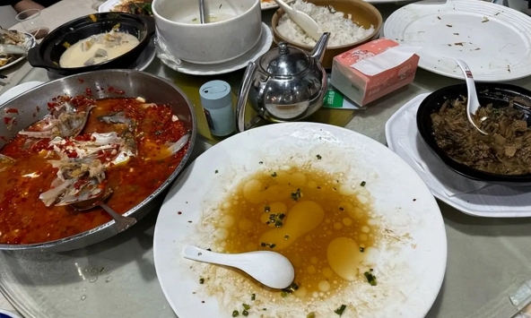 'Trong gia đình này, tôi như người vô hình': Người mẹ mải cho con ăn trước, quay lại mâm cơm, chẳng ai trong nhà phần cho cô miếng nào