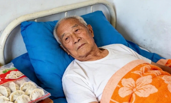 Nằm liệt giường suốt 3 tháng, ông cụ 68 tuổi cay đắng nhận ra chỗ dựa thật sự lúc về già không phải vợ con mà là người này