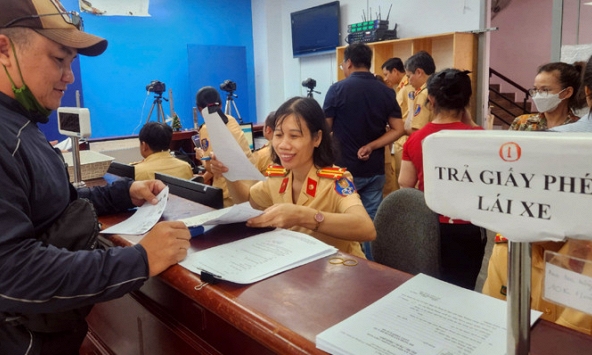 Cách đổi bằng lái xe ô tô, xe máy tại nhà mới nhất năm 2026