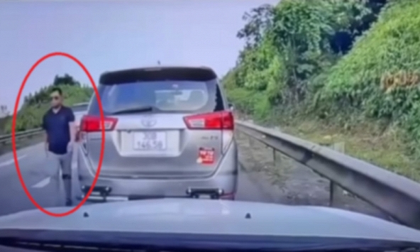 Tài xế chặn ô tô trên cao tốc Nội Bài - Lào Cai, chửi bới vì đối phương chạy chậm: Cái giá phải trả