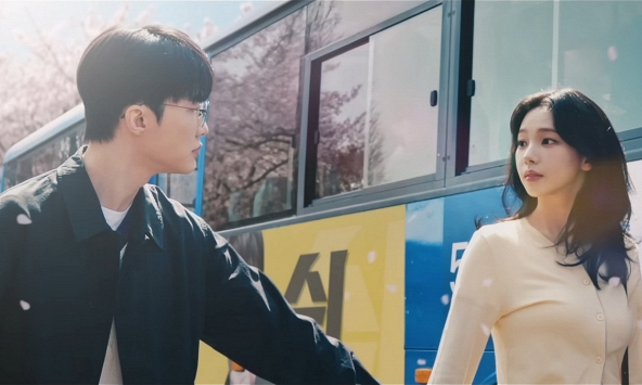 Faker nắm tay tỏ tình Karina (aespa)