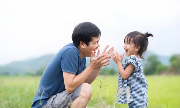 Giữa bố và mẹ, gen của ai quyết định trí thông minh và ngoại hình của con cái? - Câu trả lời từ khoa học di truyền!