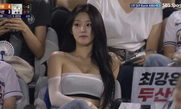 Xuất hiện hot girl 'nữ thần' tại sân vận động, CĐM truy lùng danh tính rồi phát hiện sự thật gây lạnh gáy