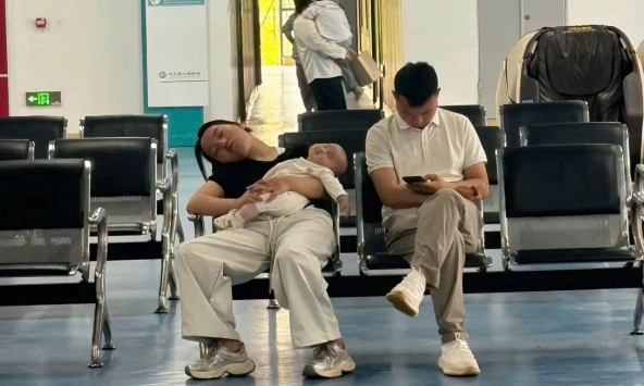 Bức ảnh ở hành lang bệnh viện đang viral: Bạn có chọn đúng bố cho con hay không? Cứ nhìn những lần con cái đau ốm thì sẽ rõ!