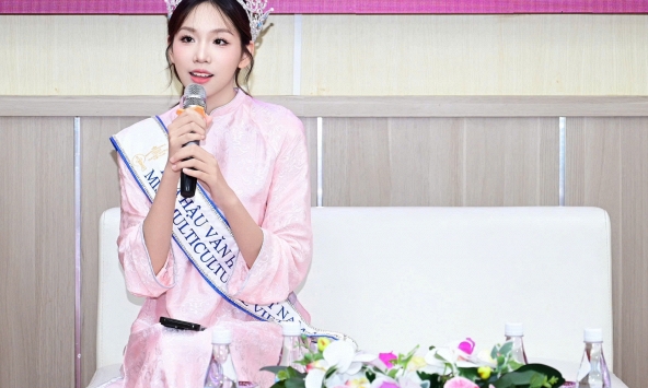 Hoa hậu Hà Linh cùng hoa hậu Phan Kim Oanh trở về trường cũ, trao quà tri ân thầy cô