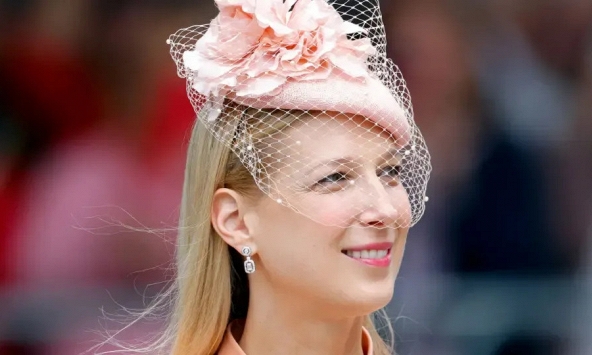 Mặc váy ren đen quyến rũ dự tiệc đêm, Lady Ella Windsor tiết lộ con người thật của Vương phi Kate