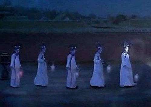 Năm 1992, 'bóng cung nữ' hiện trên bức tường Cố Cung, chuyên gia kết luận: Không do sấm sét hay hóa chất!