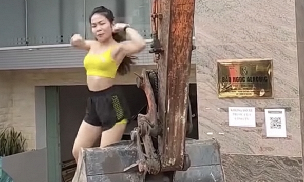 Nhảy aerobic trên máy xúc, cô gái bị cộng đồng mạng mắng xối xả, vì số view mà bất chấp?