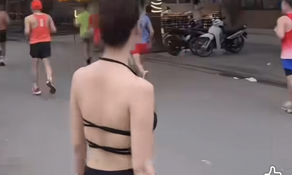 Bị chỉ trích vì thời trang chạy bộ hở bạo, cô gái trẻ không ngại 'combat' tay đôi với cộng đồng mạng