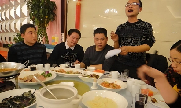 Họp lớp, người đàn ông chủ động thanh toán hóa đơn, kết quả suýt bị bạn cũ block, còn phải làm kiểm điểm ngay tại nhà hàng