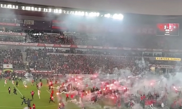 Kinh hoàng cảnh hỗn loạn trận derby: Hàng trăm CĐV lao xuống sân ném pháo sáng mù mịt, một thủ môn bị tấn công