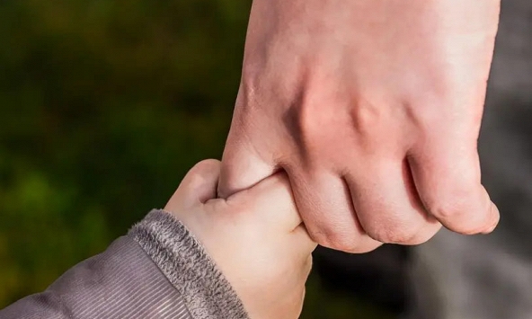 Bàn tay của bố là “vùng an toàn” quan trọng của con trẻ