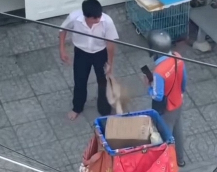 Cầm chó đánh nhân viên giao hàng ở TP.HCM, người đàn ông khai nguồn cơn