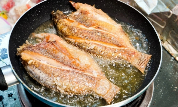 Chiên cá đừng chỉ dùng mỗi dầu ăn: Thả thêm 1 thứ này vào chảo, cá giòn rụm, không bắn dầu mà lại thơm ngon hấp dẫn