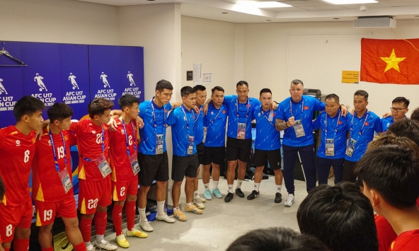 'Đột nhập' phòng thay đồ U17 Việt Nam sau trận thua ngược Hàn Quốc, HLV Cristiano Roland ôm động viên từng học trò