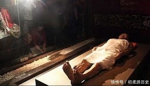 Phát hiện thi thể nữ bí ẩn trong lăng mộ Càn Long, kẻ trộm mộ vừa thấy mặt đã hét lớn: Không thể tin!
