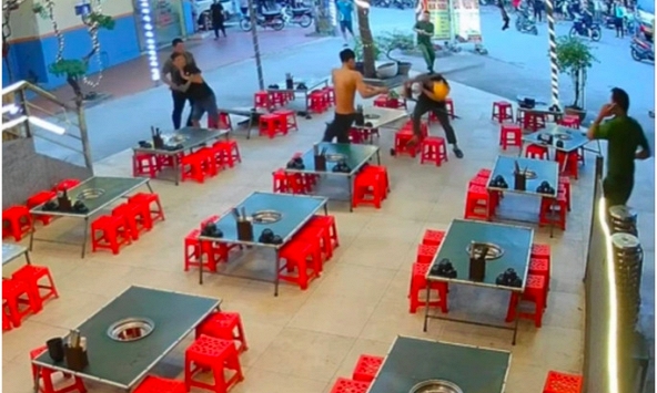 Danh tính thanh niên dùng hung khí đập phá quán nướng, chống đối công an
