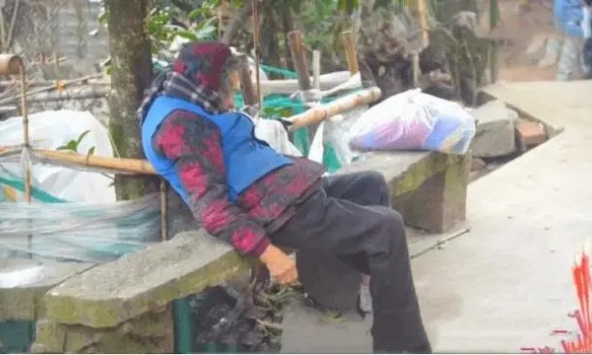 4 đứa con bất hiếu lần lượt đuổi mẹ già ra khỏi nhà, cụ bà chết cô độc giữa trời rét gây phẫn nộ